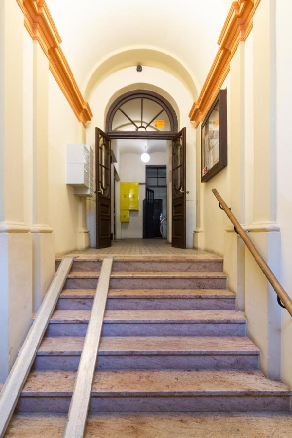 Lilly Apartment Main Train Station Old Town By The Castle Suites Kraków Zewnętrze zdjęcie
